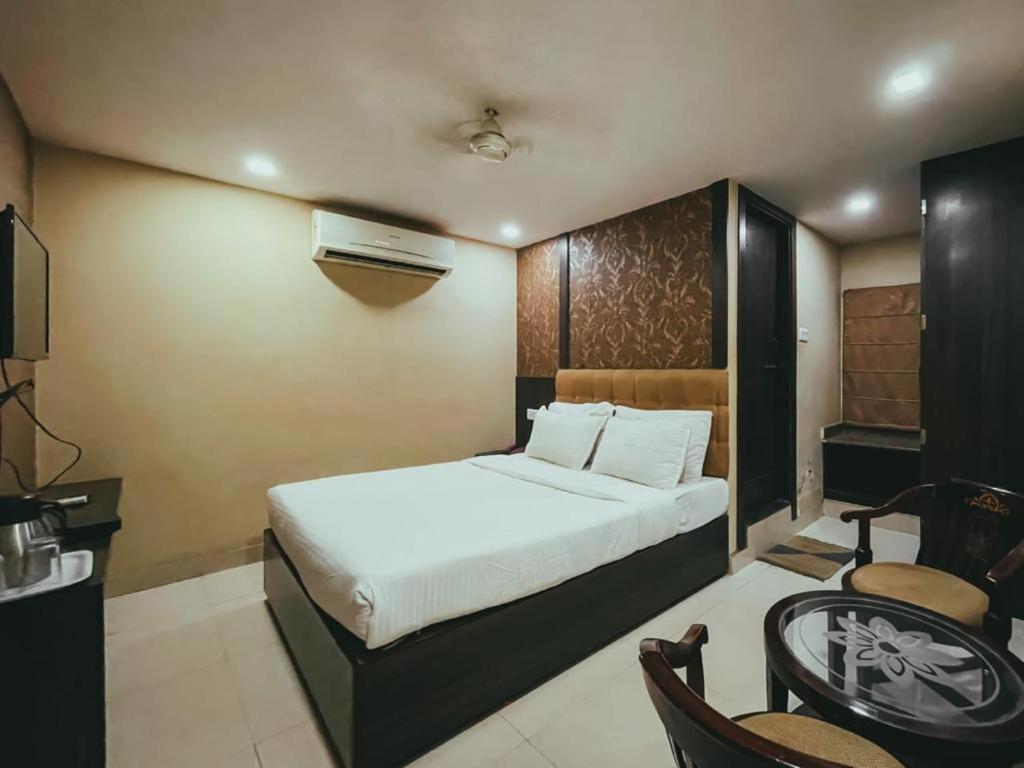 Hotel S L E Residency Varanasi Bagian luar foto