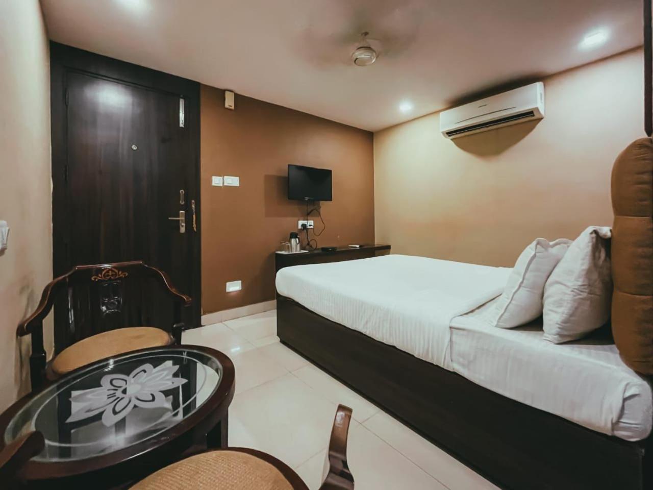 Hotel S L E Residency Varanasi Bagian luar foto