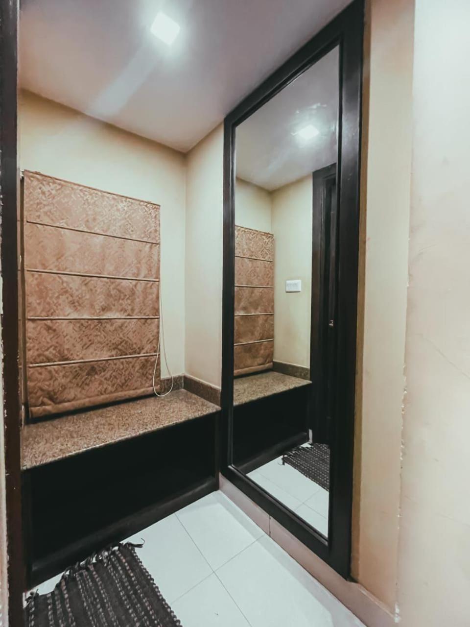 Hotel S L E Residency Varanasi Bagian luar foto
