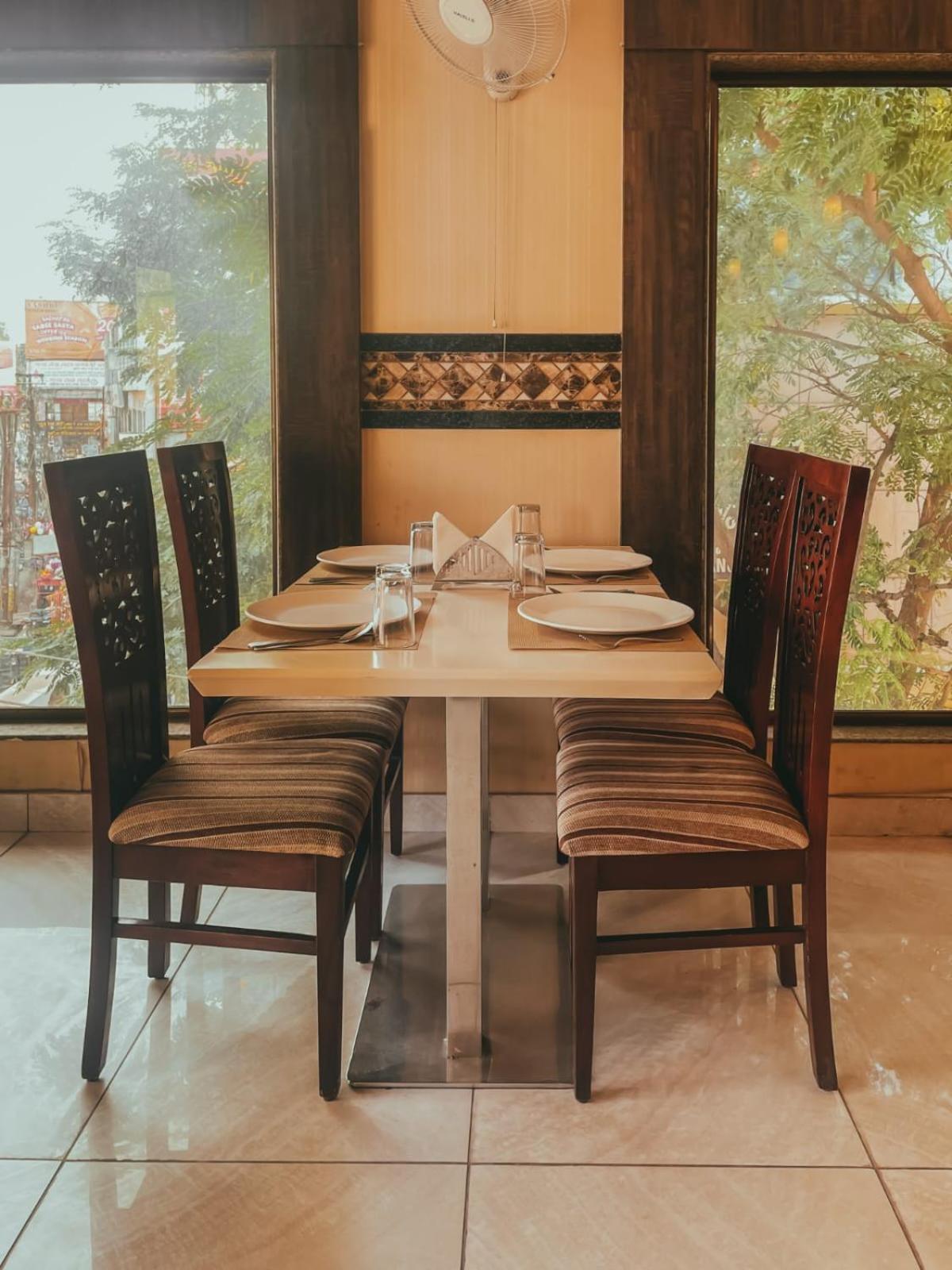 Hotel S L E Residency Varanasi Bagian luar foto