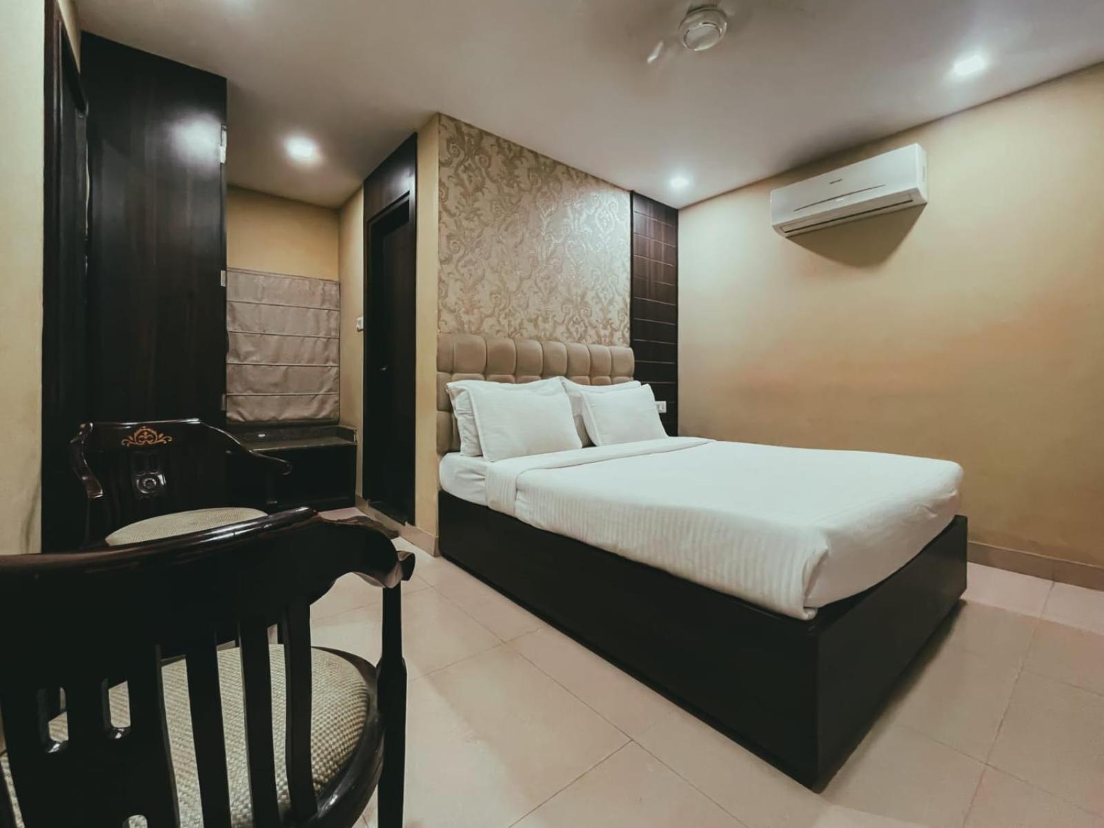 Hotel S L E Residency Varanasi Bagian luar foto