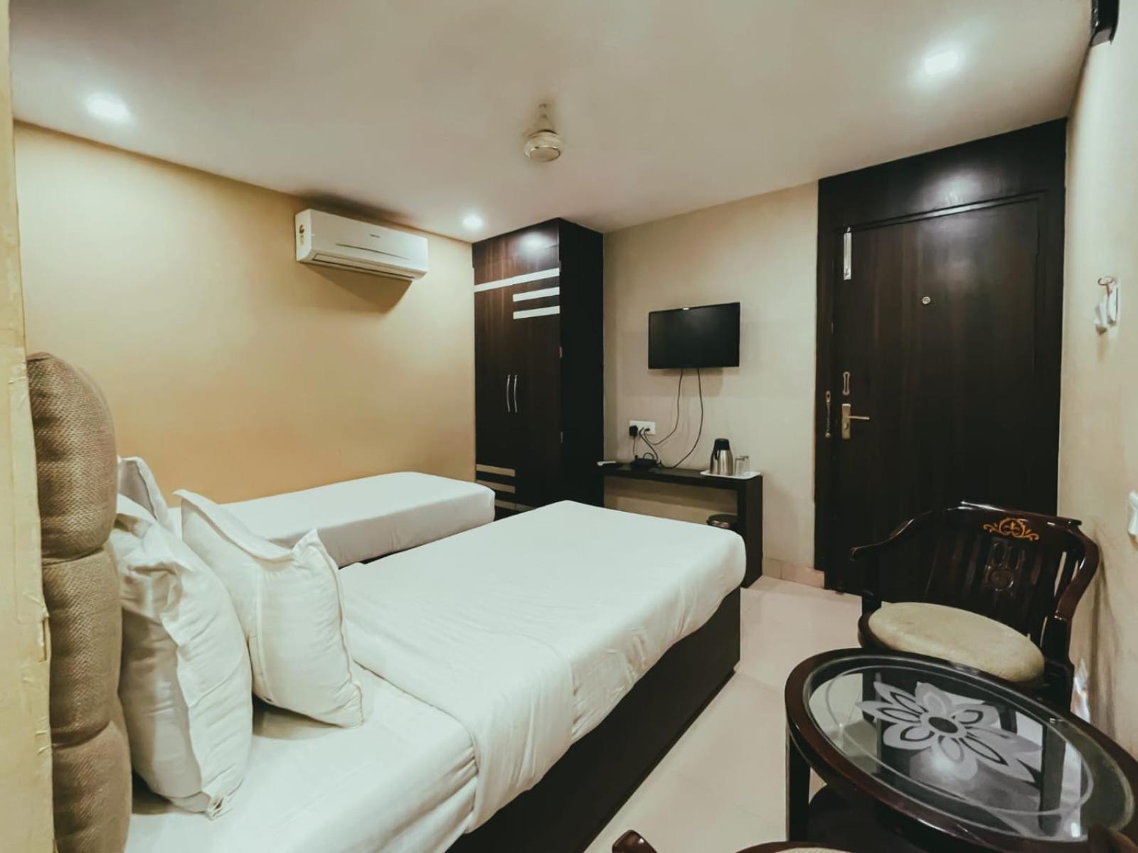 Hotel S L E Residency Varanasi Bagian luar foto