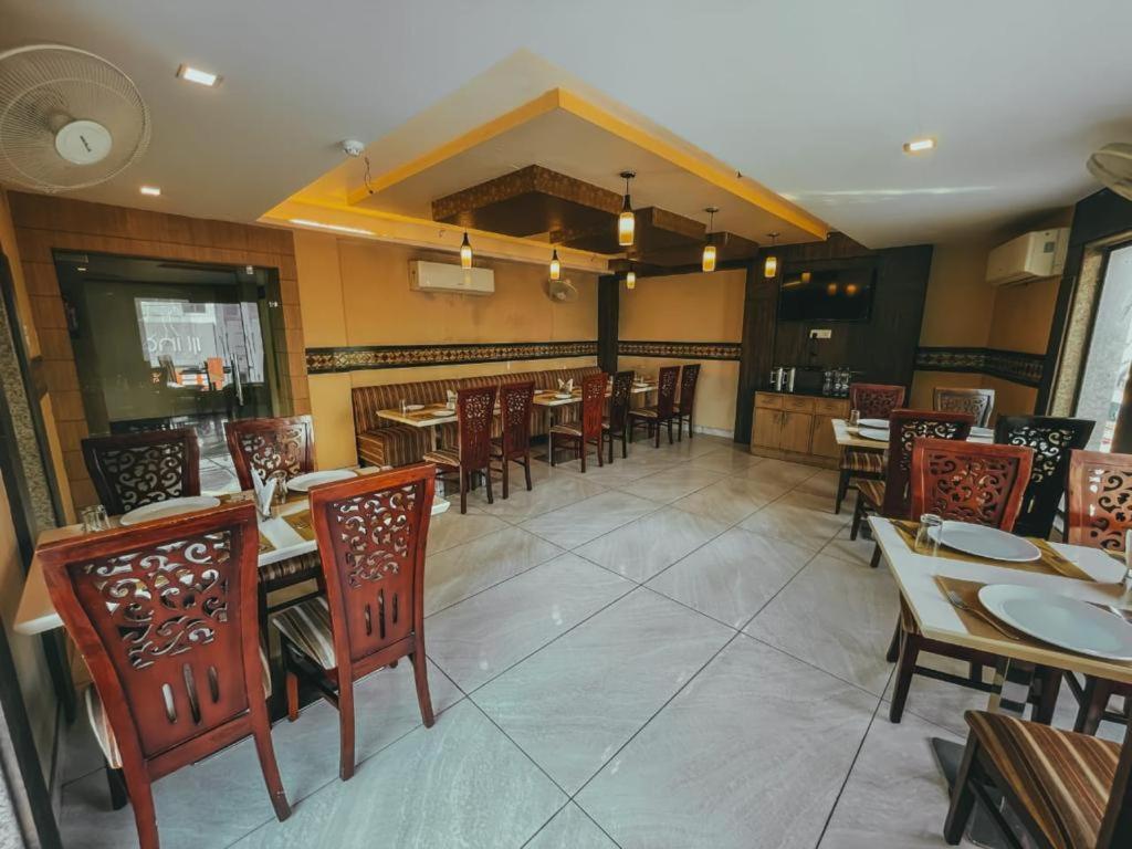 Hotel S L E Residency Varanasi Bagian luar foto