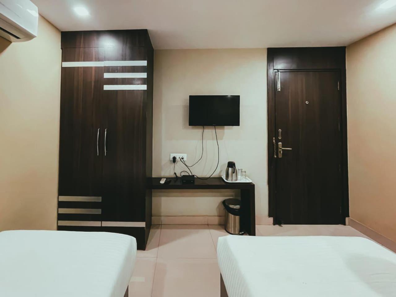 Hotel S L E Residency Varanasi Bagian luar foto