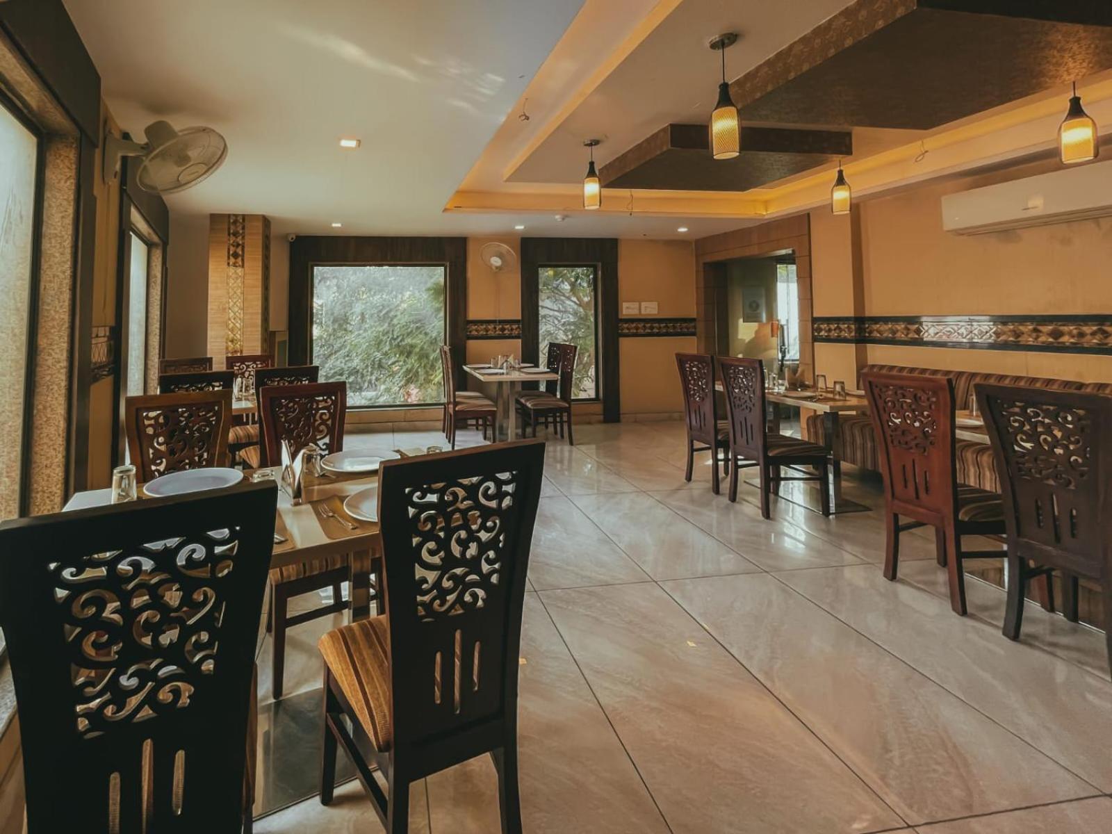 Hotel S L E Residency Varanasi Bagian luar foto