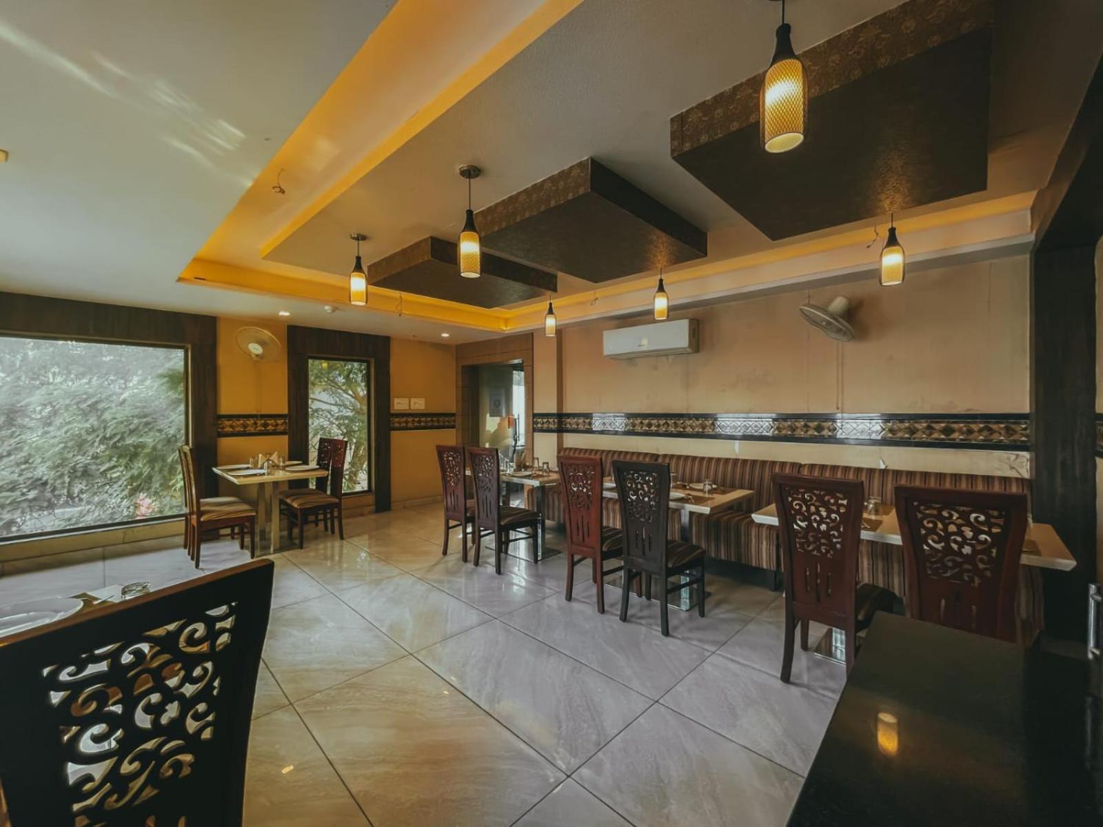 Hotel S L E Residency Varanasi Bagian luar foto