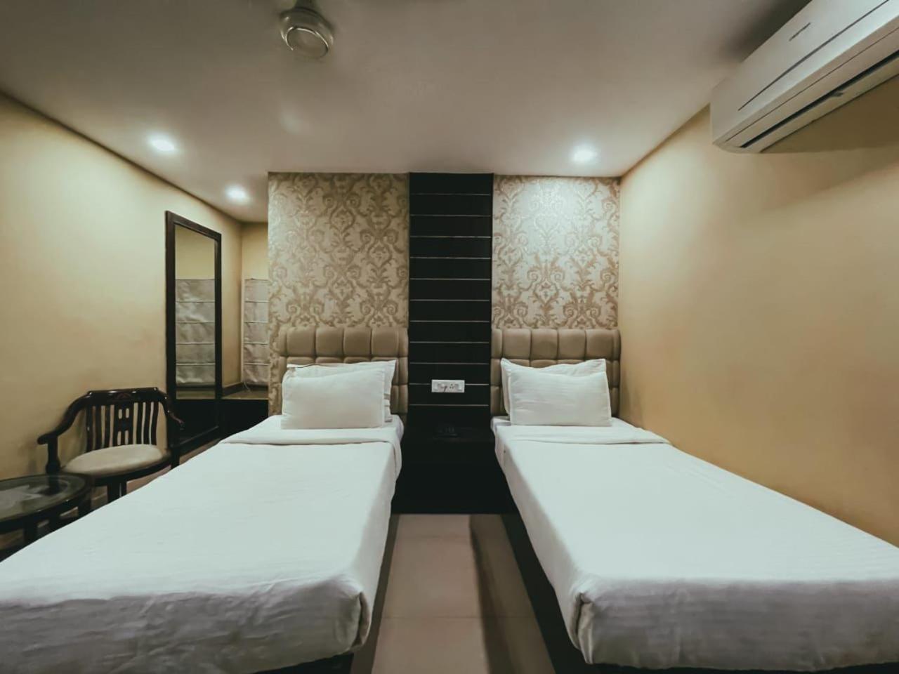 Hotel S L E Residency Varanasi Bagian luar foto