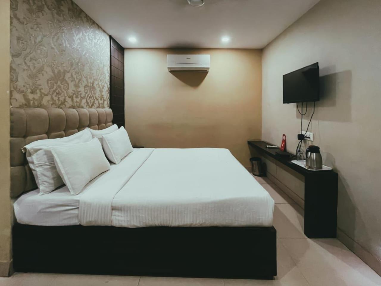 Hotel S L E Residency Varanasi Bagian luar foto