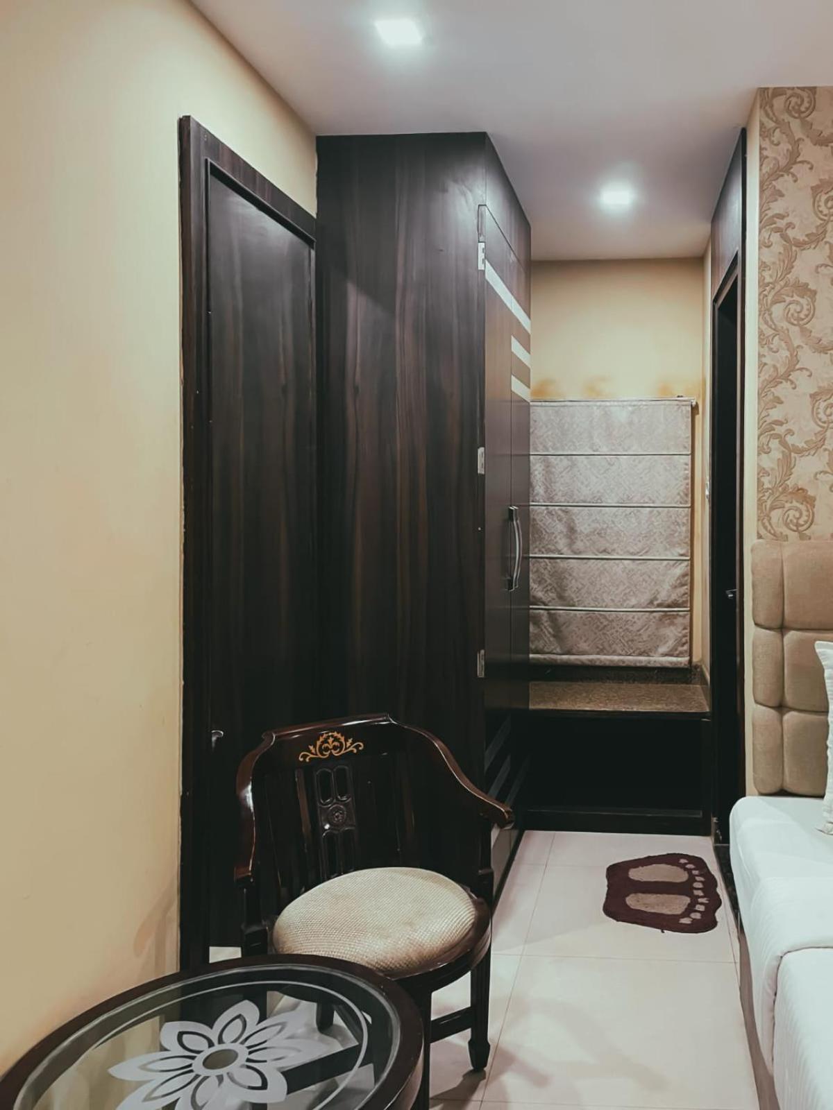 Hotel S L E Residency Varanasi Bagian luar foto