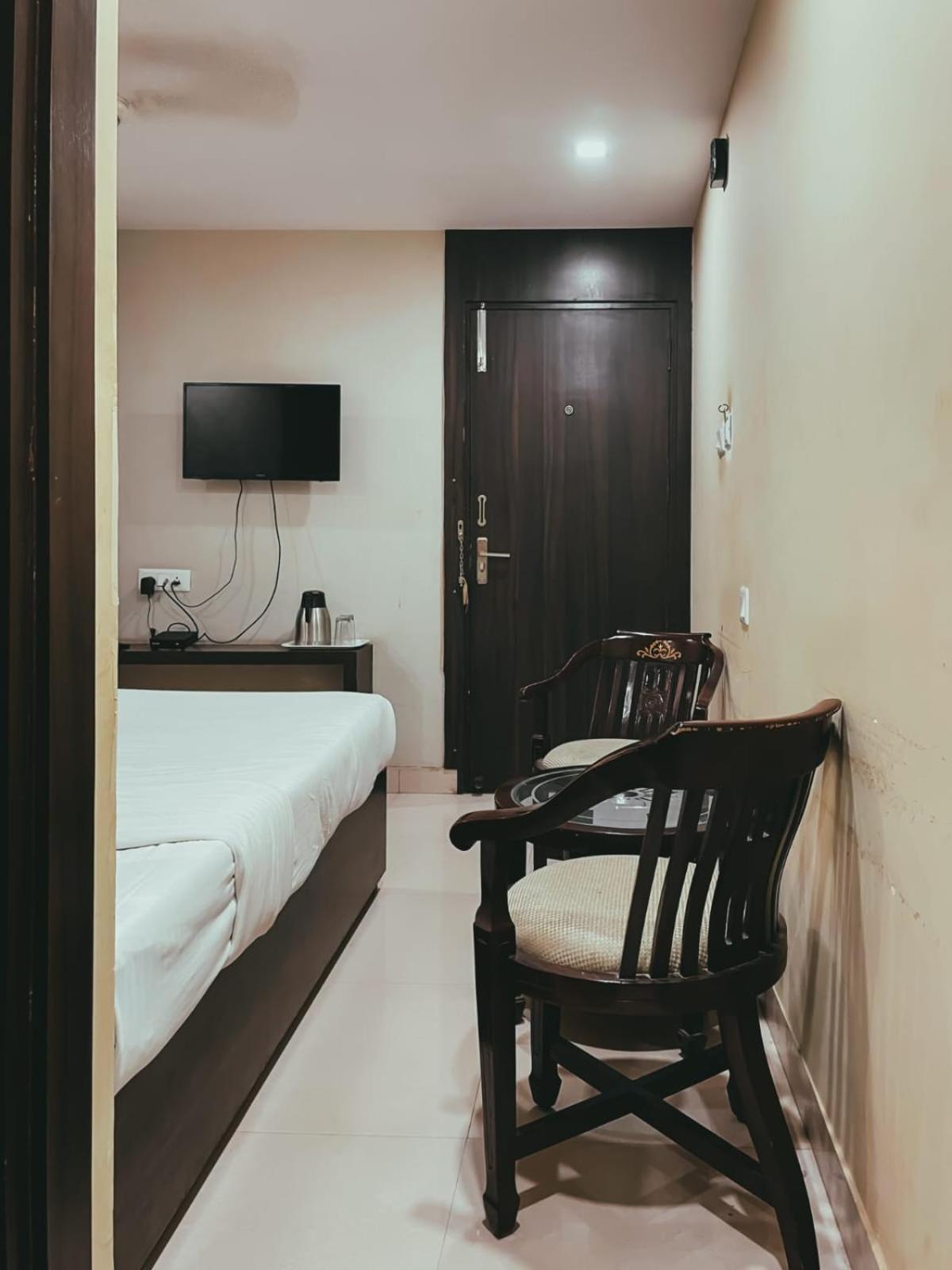 Hotel S L E Residency Varanasi Bagian luar foto