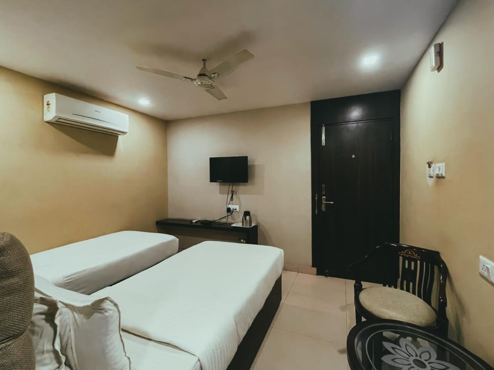 Hotel S L E Residency Varanasi Bagian luar foto