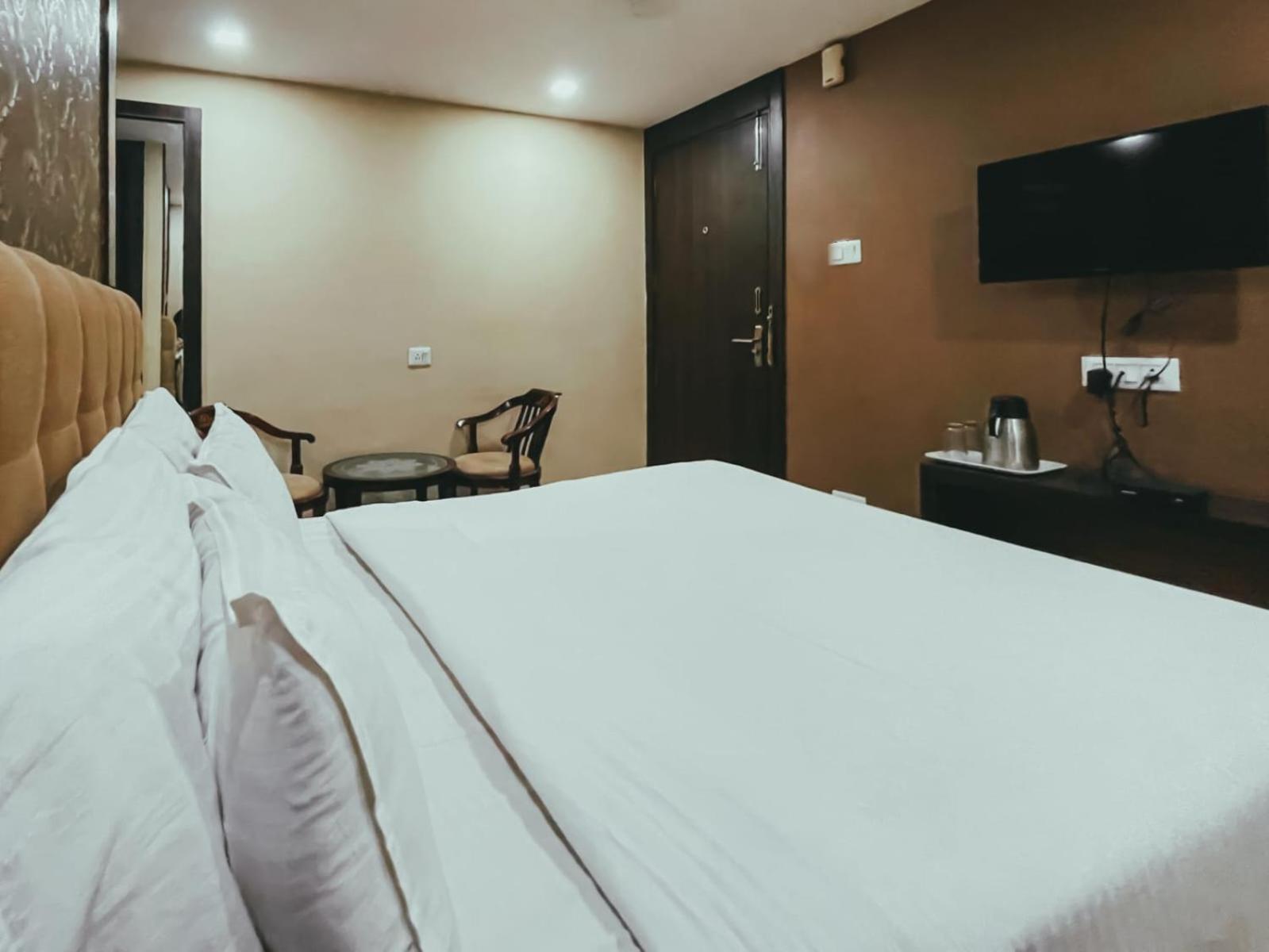 Hotel S L E Residency Varanasi Bagian luar foto