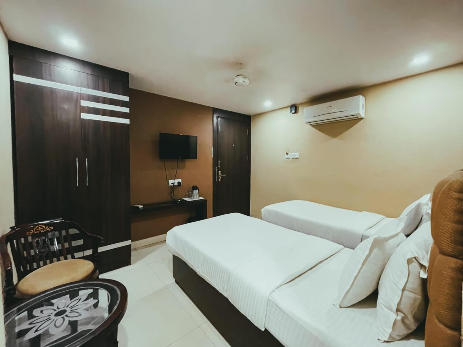 Hotel S L E Residency Varanasi Bagian luar foto