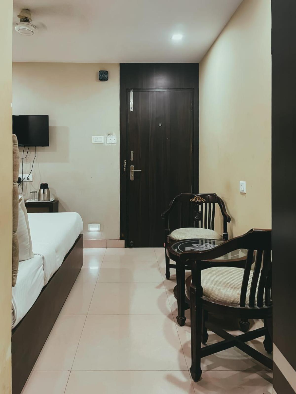 Hotel S L E Residency Varanasi Bagian luar foto
