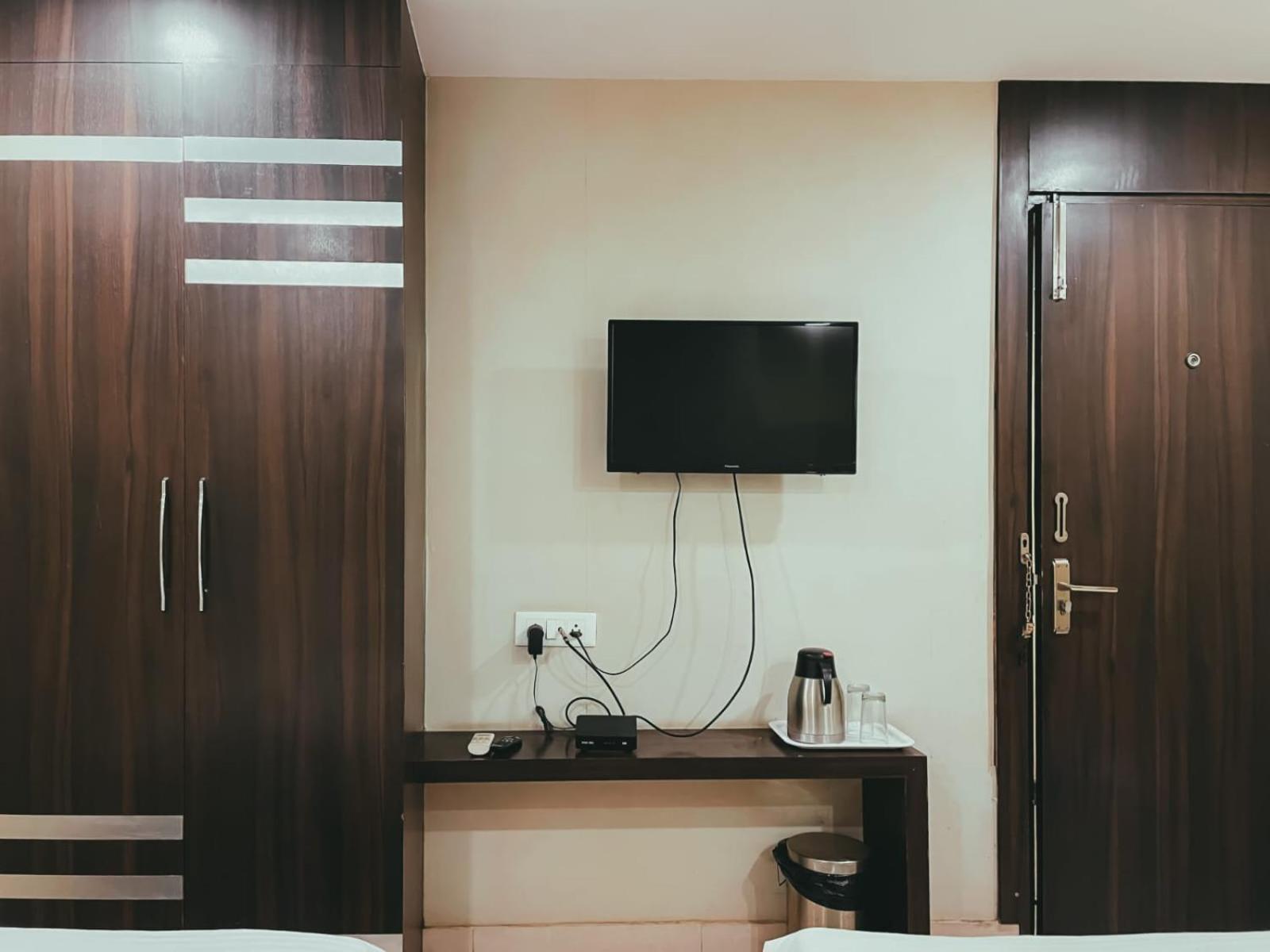 Hotel S L E Residency Varanasi Bagian luar foto