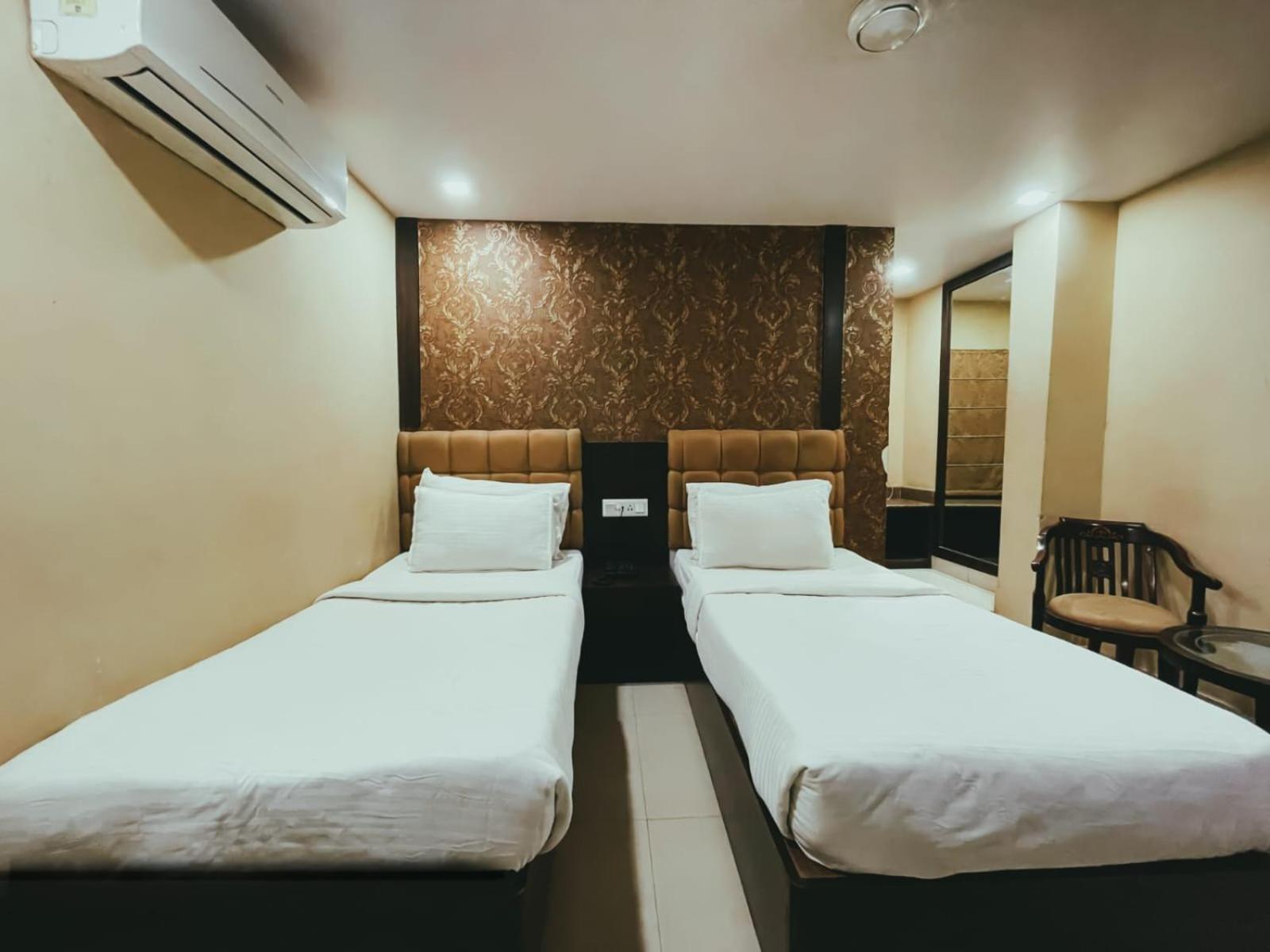 Hotel S L E Residency Varanasi Bagian luar foto