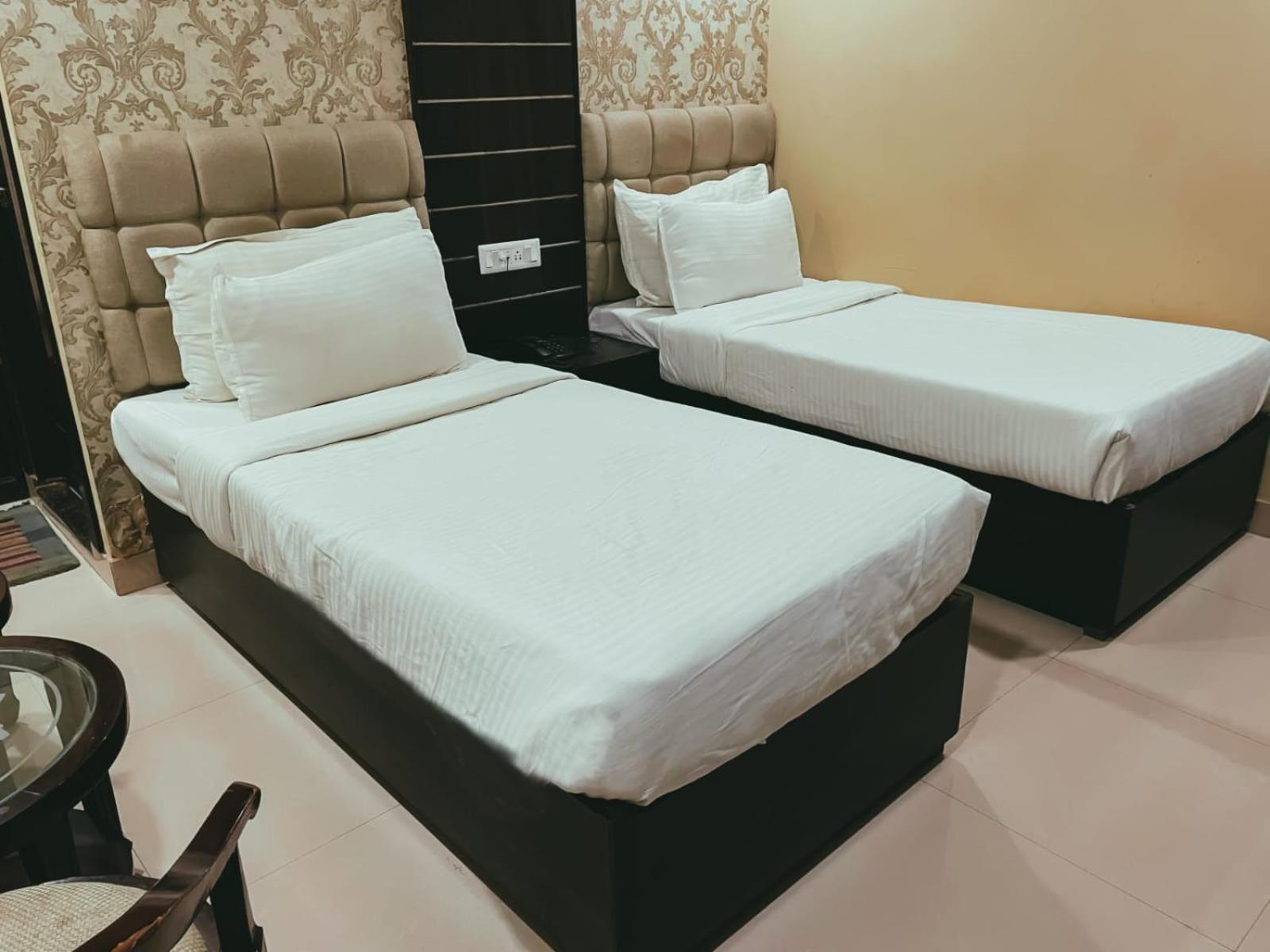 Hotel S L E Residency Varanasi Bagian luar foto