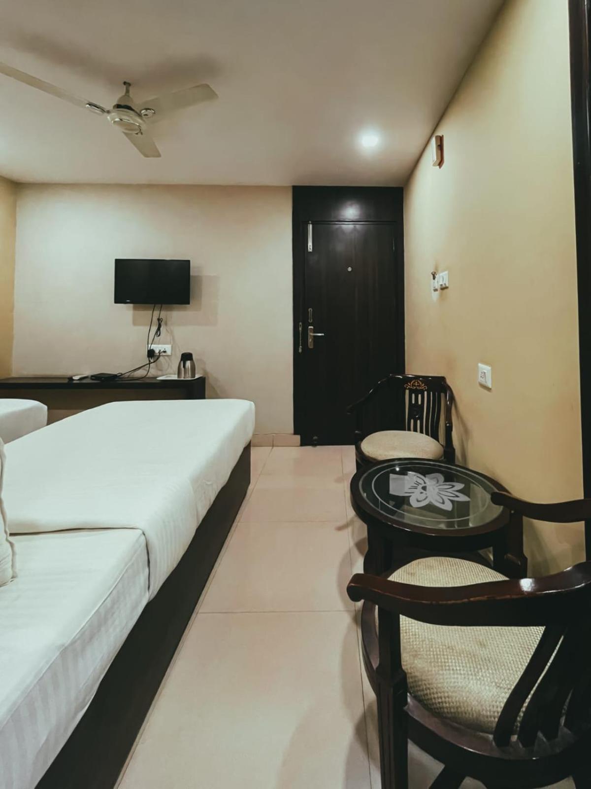 Hotel S L E Residency Varanasi Bagian luar foto