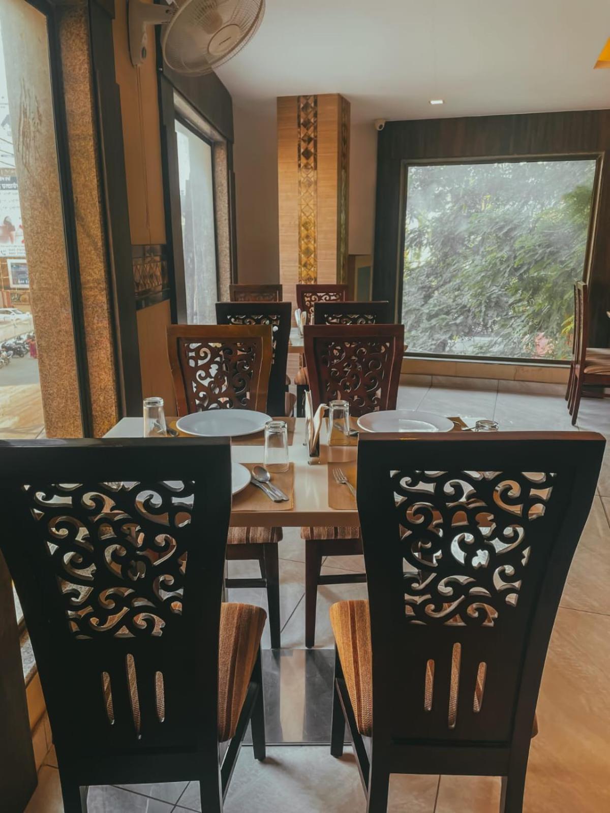 Hotel S L E Residency Varanasi Bagian luar foto