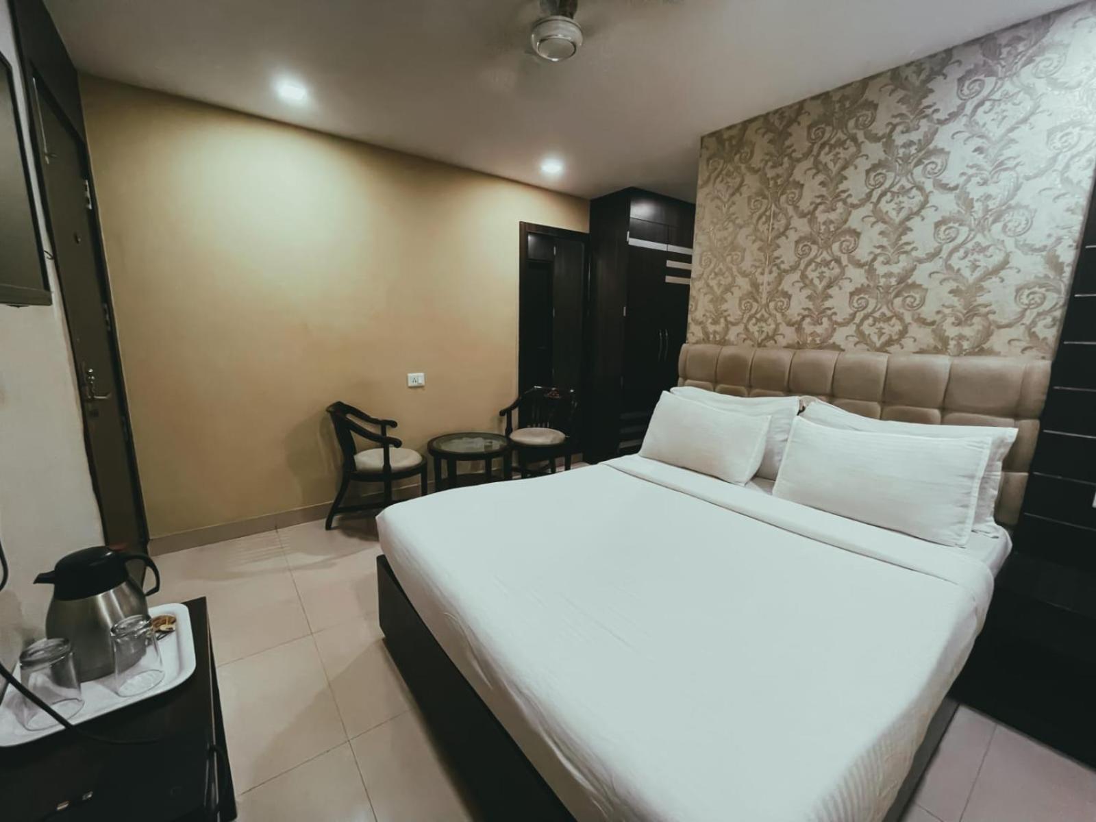 Hotel S L E Residency Varanasi Bagian luar foto