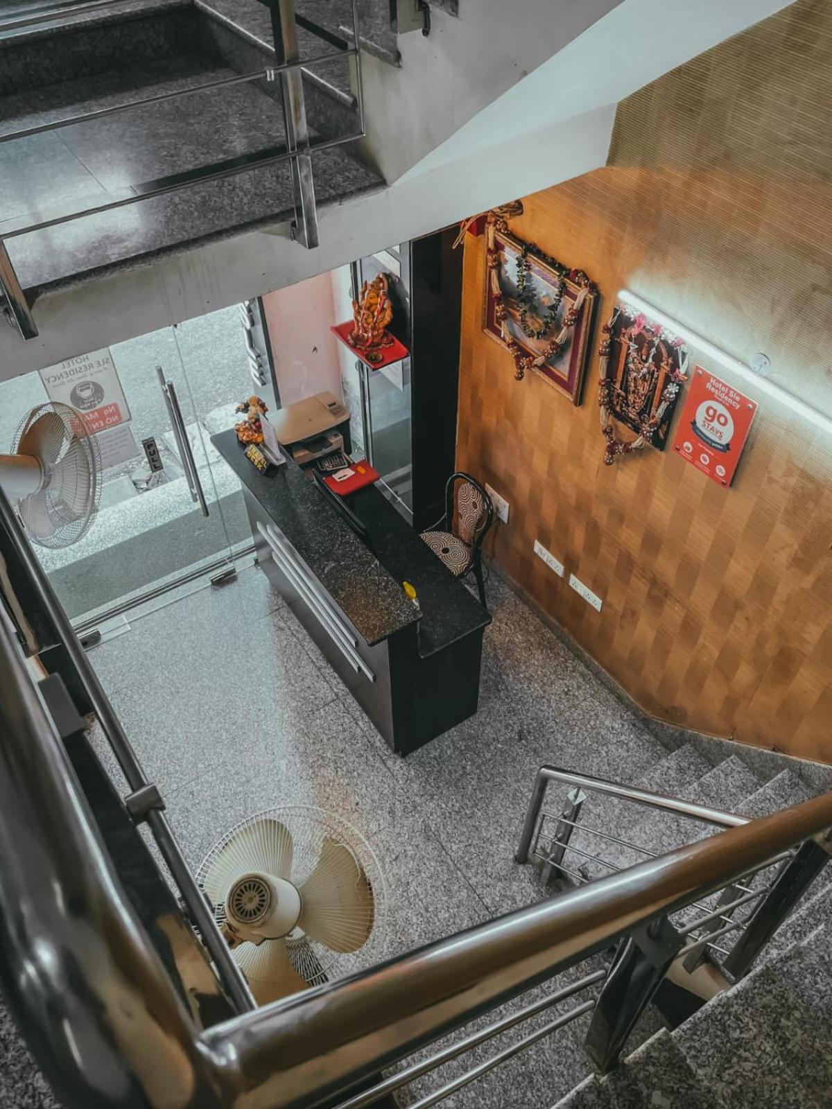 Hotel S L E Residency Varanasi Bagian luar foto