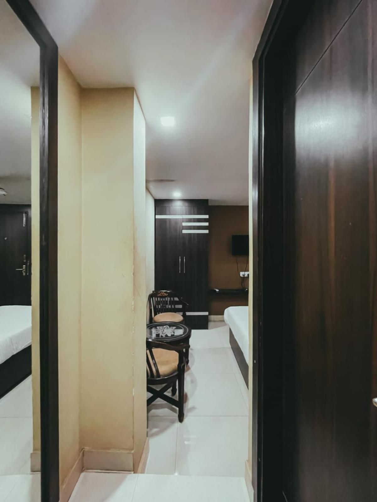Hotel S L E Residency Varanasi Bagian luar foto