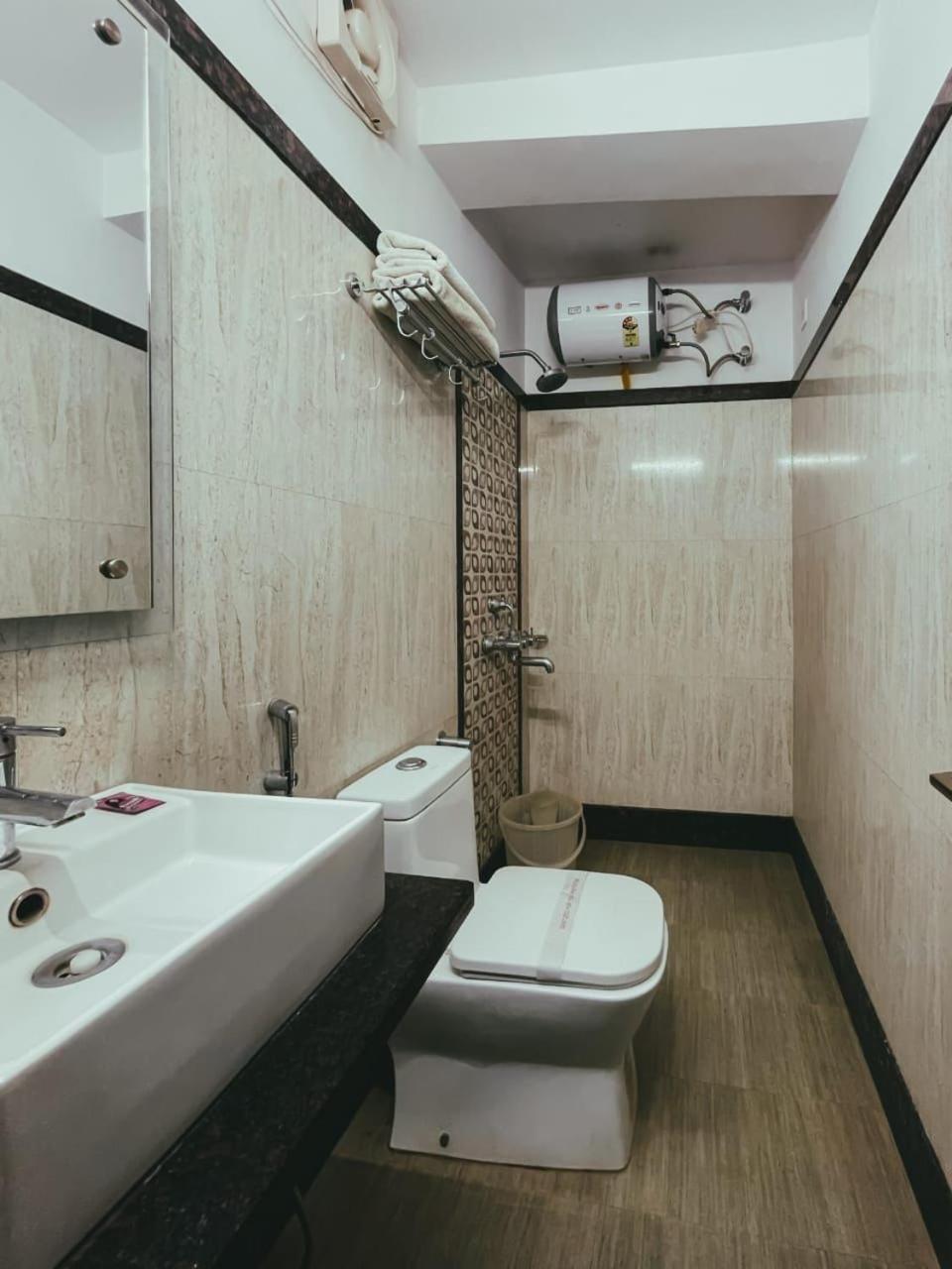 Hotel S L E Residency Varanasi Bagian luar foto