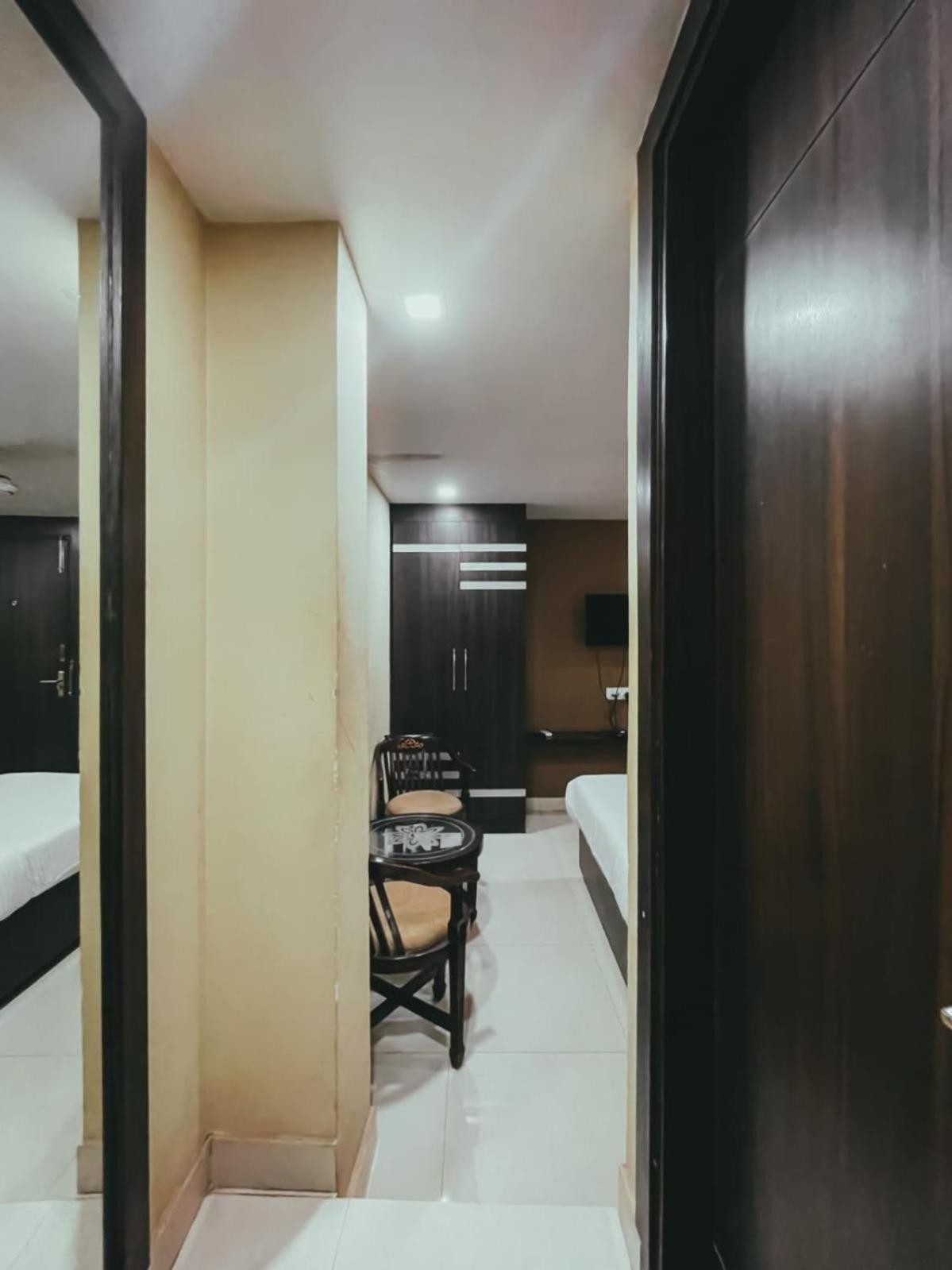 Hotel S L E Residency Varanasi Bagian luar foto