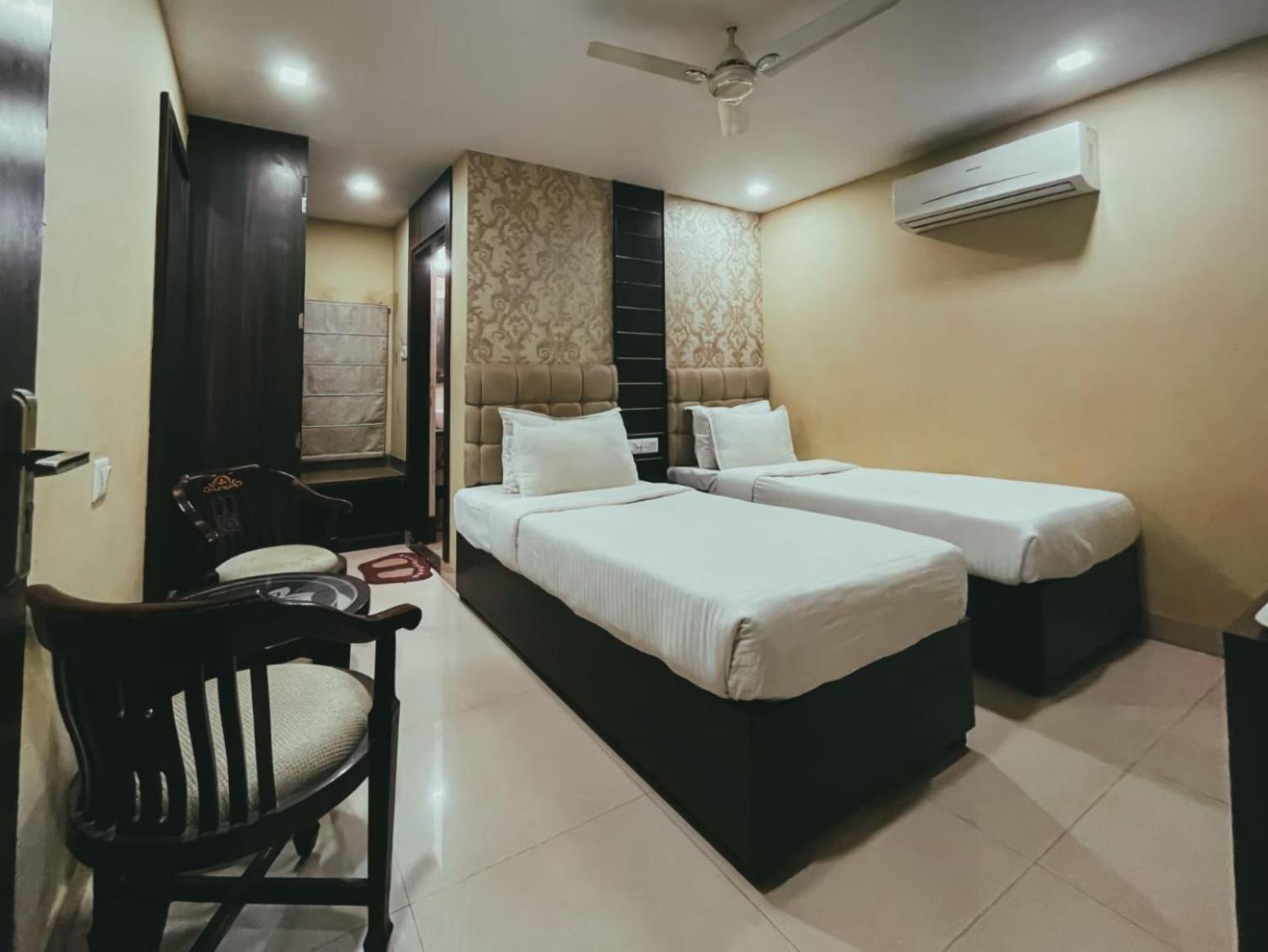 Hotel S L E Residency Varanasi Bagian luar foto